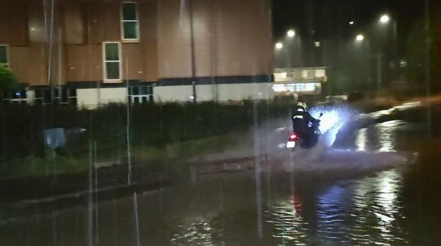 Düzce'de sağanak dereleri taşırdı, çok sayıda evi su bastı