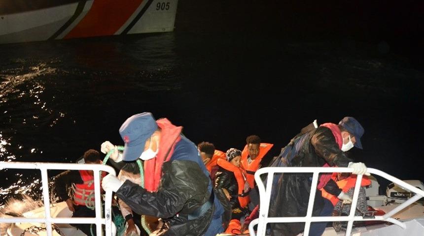 Balıkesir a&ccedil;ıklarında T&uuml;rk kara sularına itilen 8 sığınmacı kurtarıldı