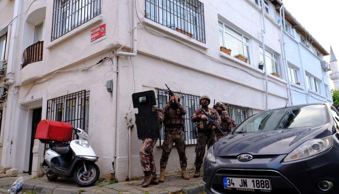 Kapıdaki sahte mühür oyununu, operasyona gelen polis bozdu