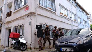 Kapıdaki sahte mühür oyununu, operasyona gelen polis bozdu