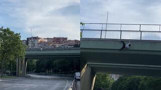 Korku dolu anlar! Vatandaş ne yaptıysa ikna edemedi, kendini üst geçitten aşağı bıraktı