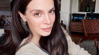 Cemre Kemer koynunda bukalemun besledi!