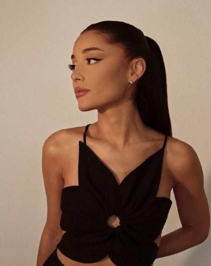 Ariana Grande 'Tanrı Kadındır' adlı parfümü ile kozmetik sektörüne el attı!   G4