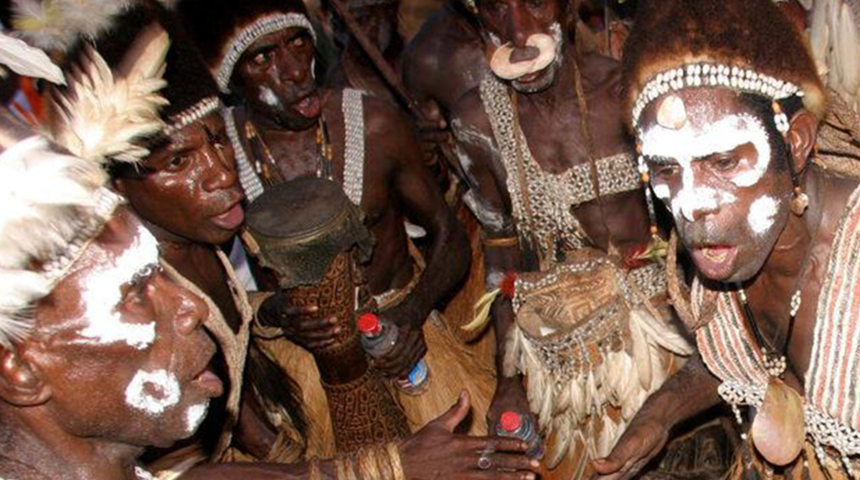 Yeni Gine’deki kabilenin ilginç hikayesi! Rockefeller’in servetinin varisini yediler mi?