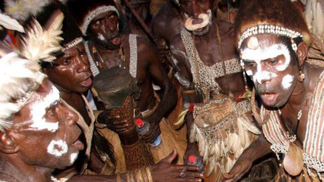 Yeni Gine’deki kabilenin ilginç hikayesi! Rockefeller’in servetinin varisini yediler mi?