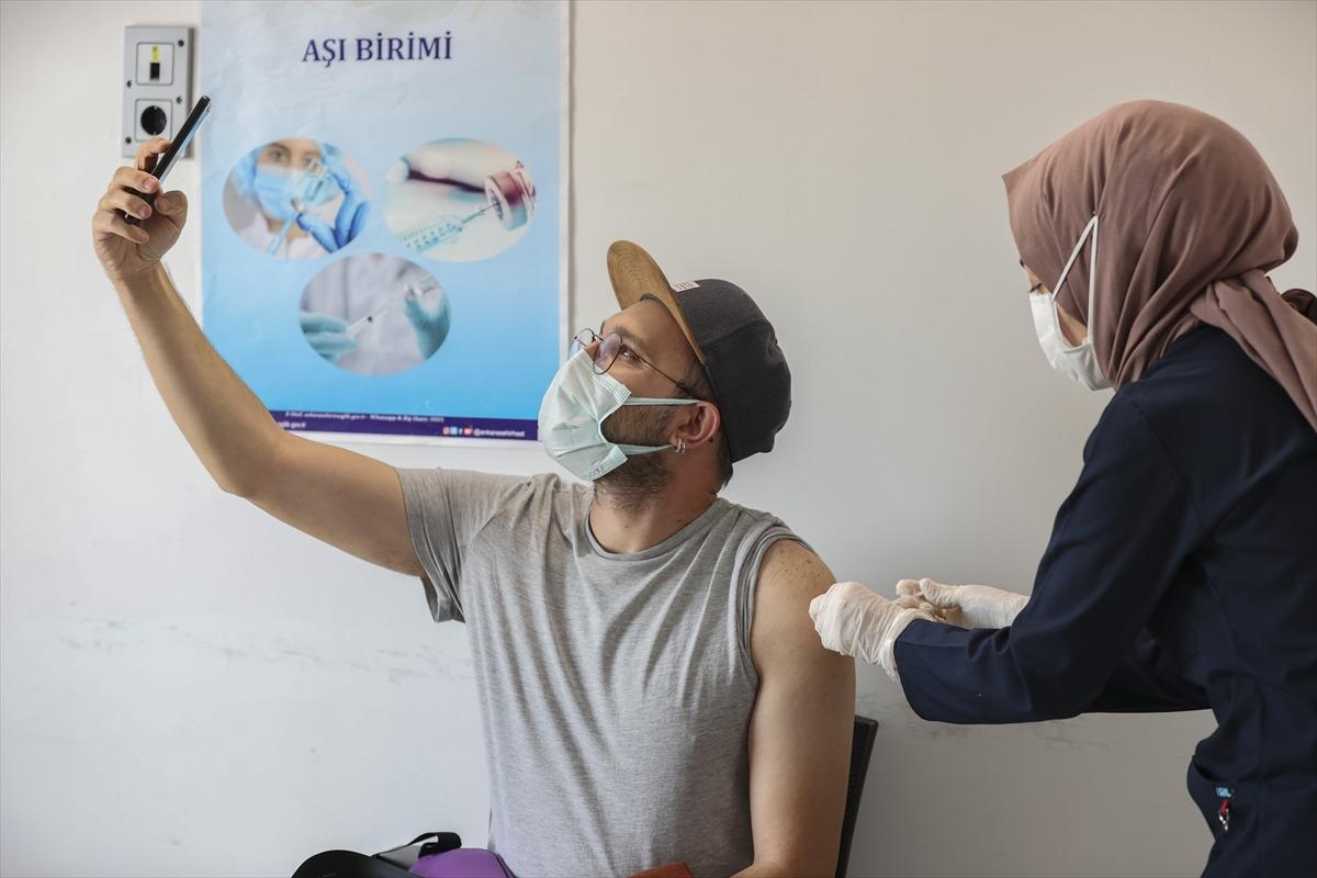 T&uuml;m SGK'li &ccedil;alışanların aşılanmasına başlandı, aşı merkezlerinde yoğunluk yaşanıyor