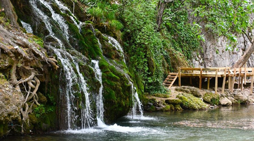 Kahramanmaraş’taki Döngel Şelalesi doğal güzellikleriyle ziyaretçilerine huzur vadediyor