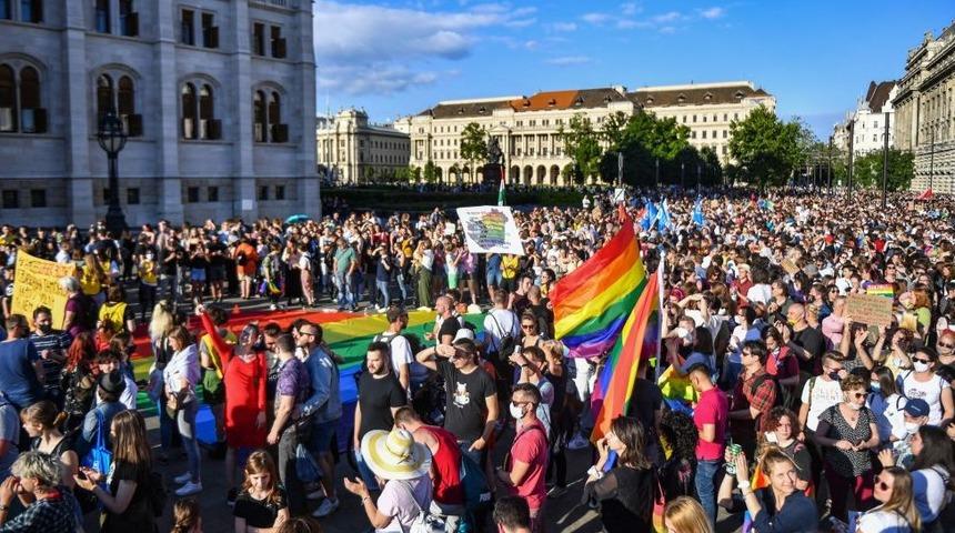 Macar parlamentosu LGBTİ + karşıtı yasayı onayladı