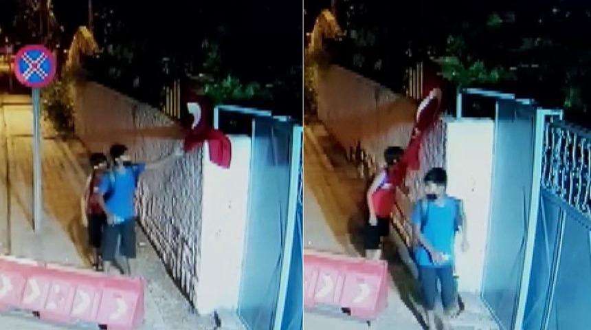 Önce düzelttiler sonra da öptüler! Çocukların bayrak sevgisi