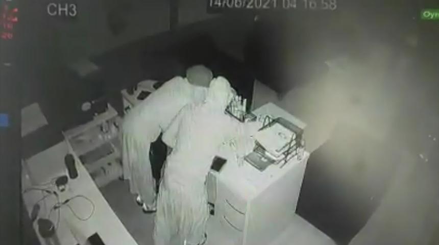 Elazığ'da kadın kılığında bir iş yerinden hırsızlık anı kameralara yansıdı