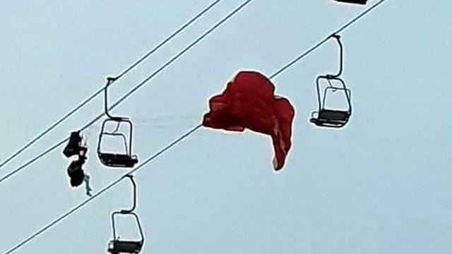 Yamaç paraşütü yaparken tellerde asılı kaldılar