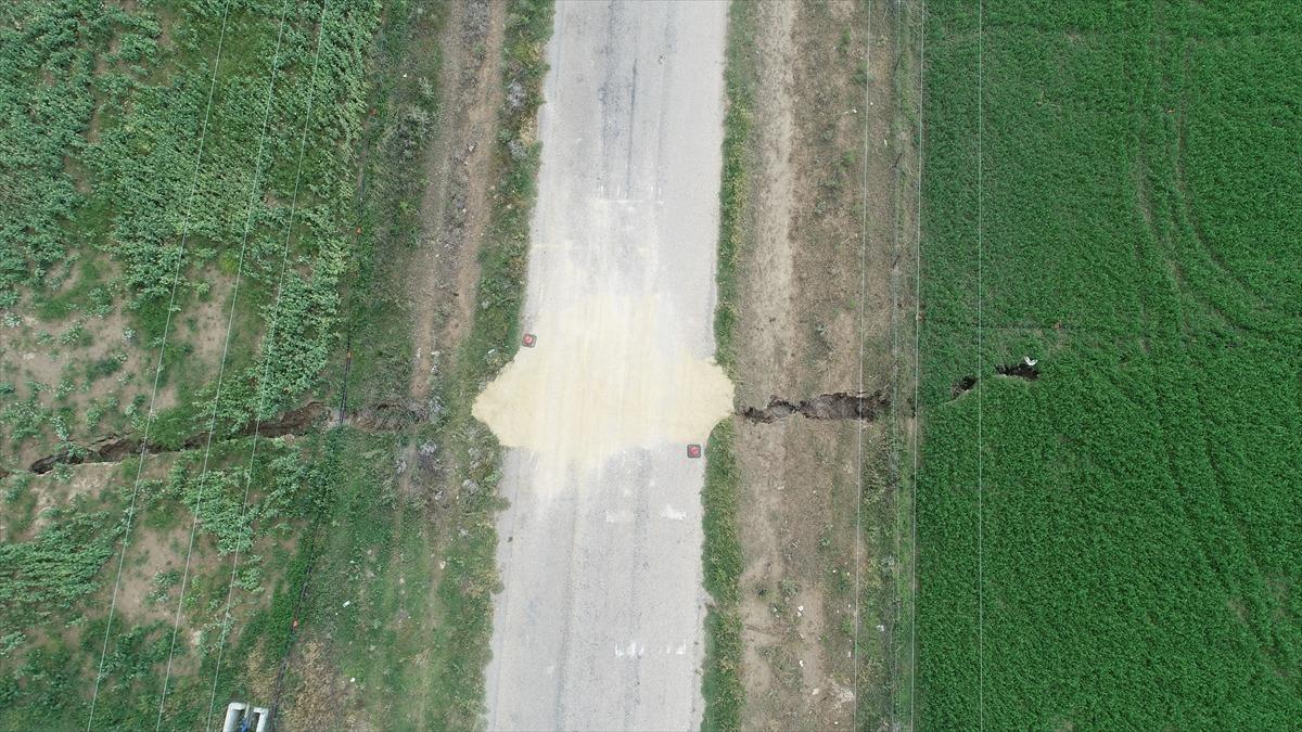 Afyonkarahisar'da etkili olan sağanak yollarda ve tarım arazilerinde hasara neden oldu