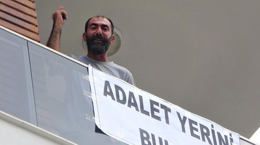 Antalya'da hareketli anlar! Pankart asıp bağırmaya başladı: Kendimi yakacağım