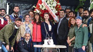 Alina Boz'a Maraşlı dizisi setinde sürpriz doğum günü kutlaması!