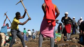 Koyunlarını otlatırken buldu! Kazmasını küreğini alan buraya koşuyor