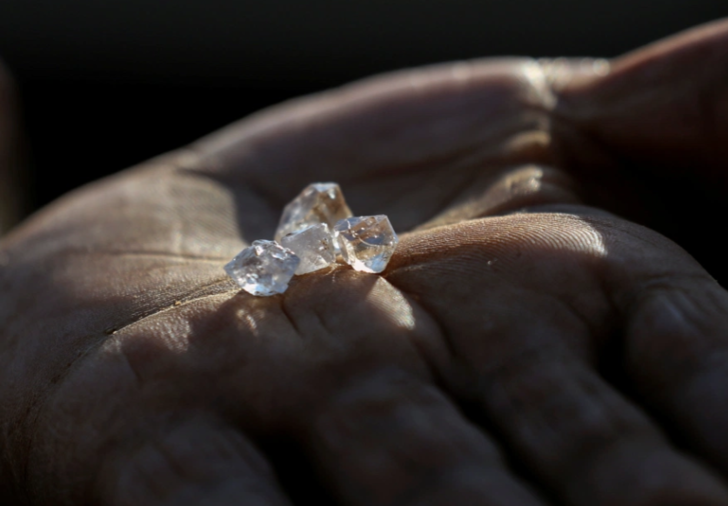 Koyunlarını otlatırken buldu! Kazmasını küreğini alan buraya koşuyor G2