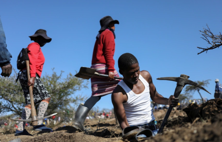 Koyunlarını otlatırken buldu! Kazmasını küreğini alan buraya koşuyor G3