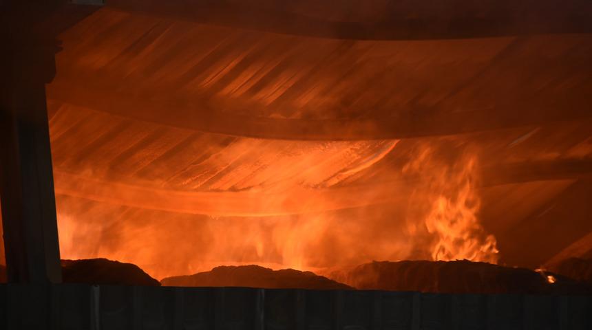 Binlerce büyükbaş hayvanın bulunduğu çiftliğin deposu yandı