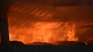 Binlerce büyükbaş hayvanın bulunduğu çiftliğin deposu yandı