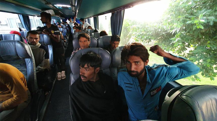 Yolcu otobüsünde 45 kaçak göçmen yakaladı