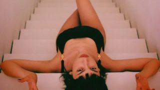 La Casa de Papel dizisinin Tokyo’su Ursula Corbero tangalı, üstsüz pozlarıyla yaktı geçti