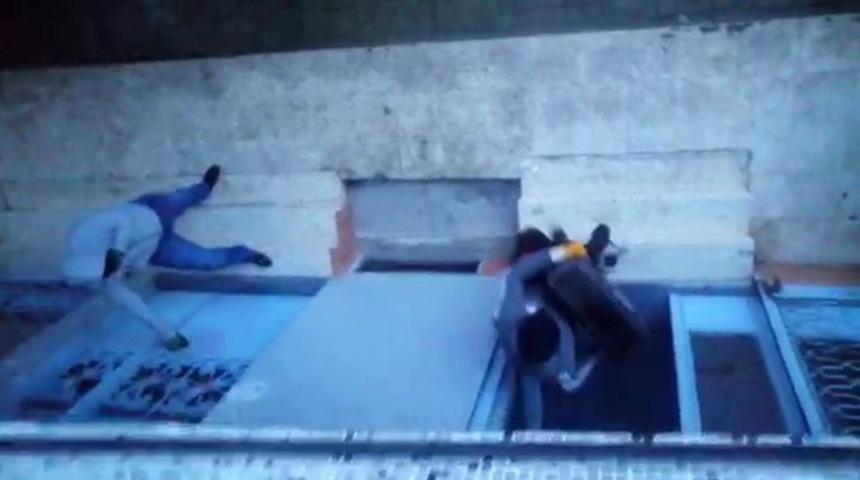 Böylesi görülmedi! Biri kapıyı tuttu, diğeri dükkanı boşalttı