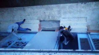 Böylesi görülmedi! Biri kapıyı tuttu, diğeri dükkanı boşalttı