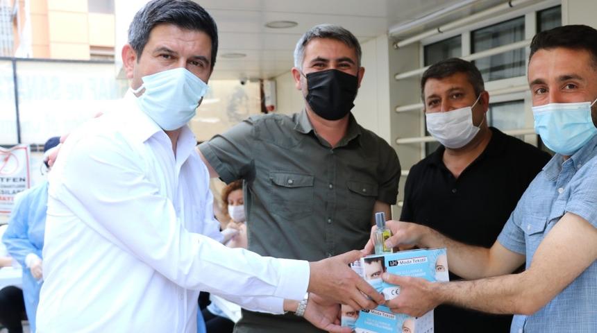 Aşı olan esnafa hediye!