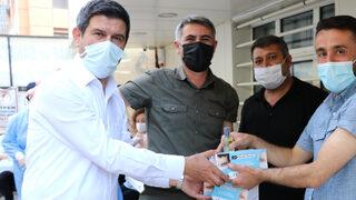 Aşı olan esnafa hediye!