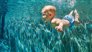 Bebekler için yüzmenin faydaları saymakla bitmiyor! Bebekler yüzmeye ne zaman başlanmalı?