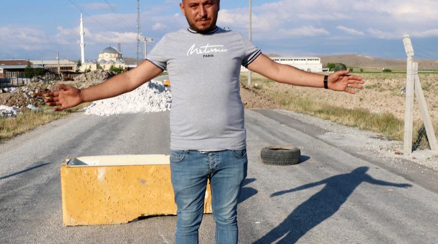 Arsasından geçen yolu trafiğe kapattı, vatandaşlar başka yolu kullandı