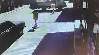 Antalya'da tartıştığı kardeşine kızdı, eczanesine kamyonetle daldı