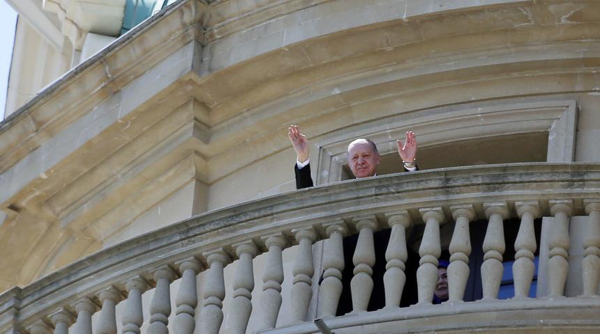 Cumhurbaşkanı Erdoğan Bakü’de Türk vatandaşlarını selamladı