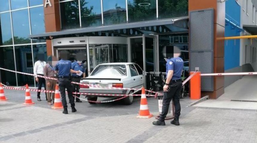 Şoke eden anlar! Hastaneye otomobille girmeye kalktı