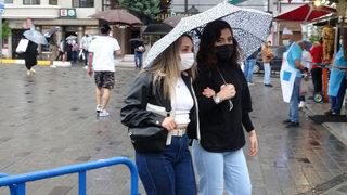 İstanbul'da yağmur vatandaşlara zor anlar yaşattı