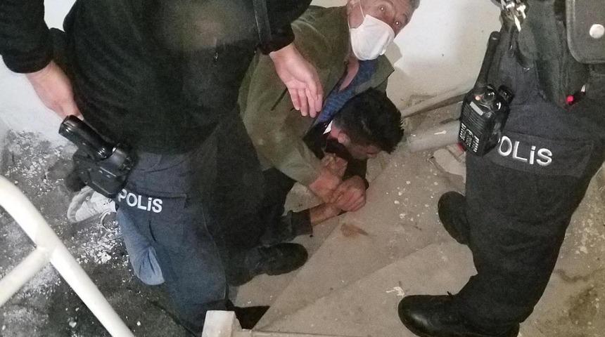 Şehit annesini dolandırmak isterken şehidin kardeşi ve yeğeni tarafından yakalandı