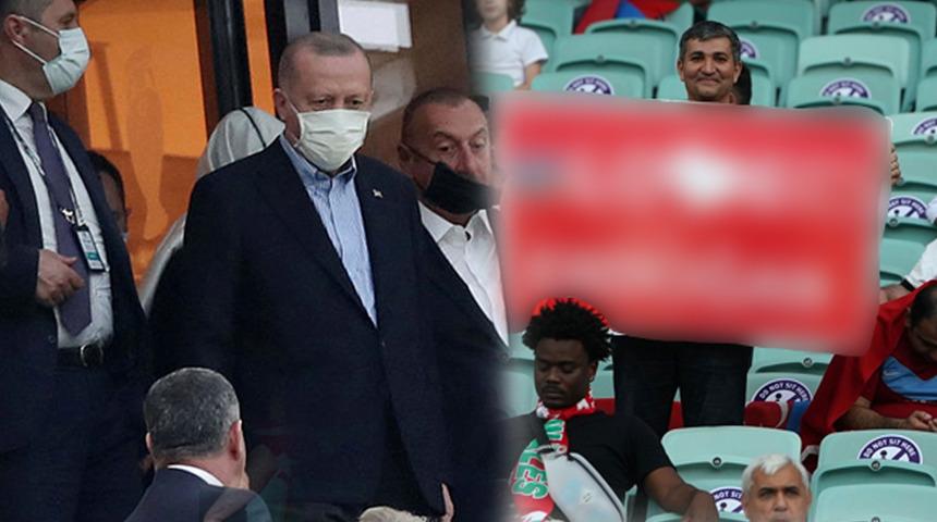 Türkiye-Galler maçında dikkat çeken pankart