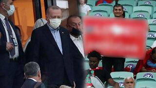 Türkiye-Galler maçında dikkat çeken pankart