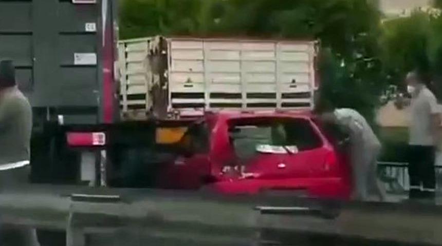 Kocaeli'de korkun&ccedil; kaza! Kamyonun &ccedil;arptığı ara&ccedil; TIR'ın altına girdi