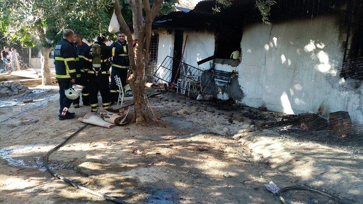 Adana'da yangın çıkan evlerinde mahsur kalan anne ve 2 çocuğunu itfaiye ekibi kurtardı G2