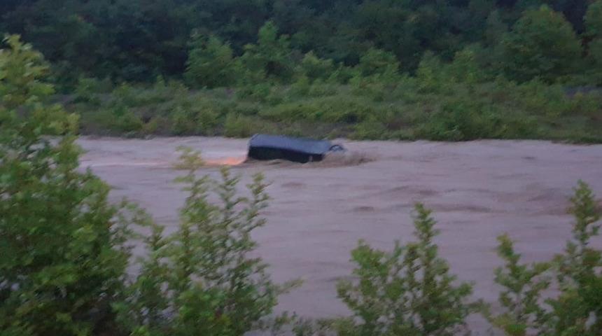 Görüntü Samsun'dan! Sel suları aracı 3 kilometre sürükledi