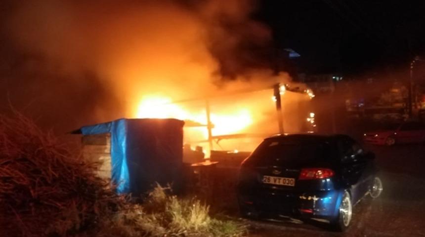 Bilecik'te park halindeki otomobil alev alev yandı