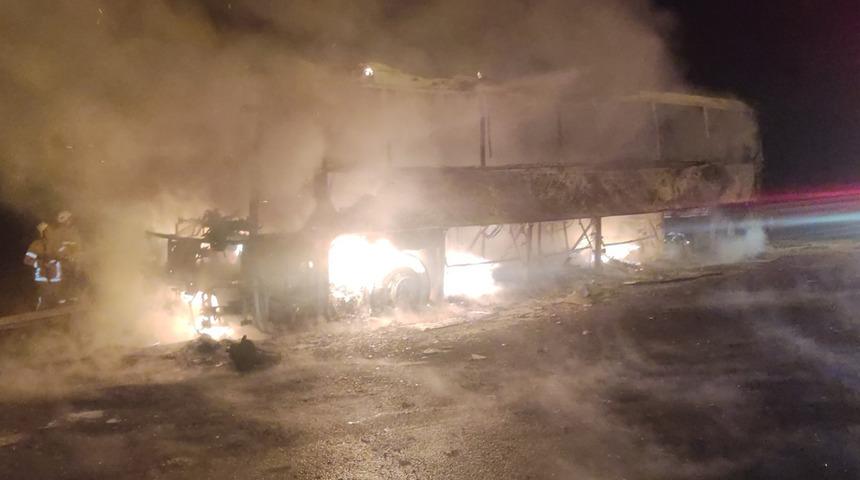 Facianın eşiğinden dönüldü! Yolcu otobüsü alev alev yandı