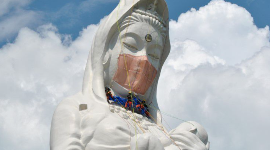 Koronavirüs salgınının sona ermesi duasıyla asıldı! 'Merhamet Tanrıçası' artık maskeli! 