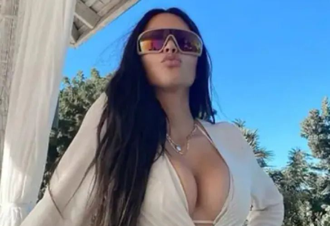 T&uuml;rk takip&ccedil;ileri yorum yağdırdı! Kim Kardashian&rsquo;ın kıyafeti akıllara Camdaki Kız&rsquo;ın Nalan&rsquo;ını getirdi