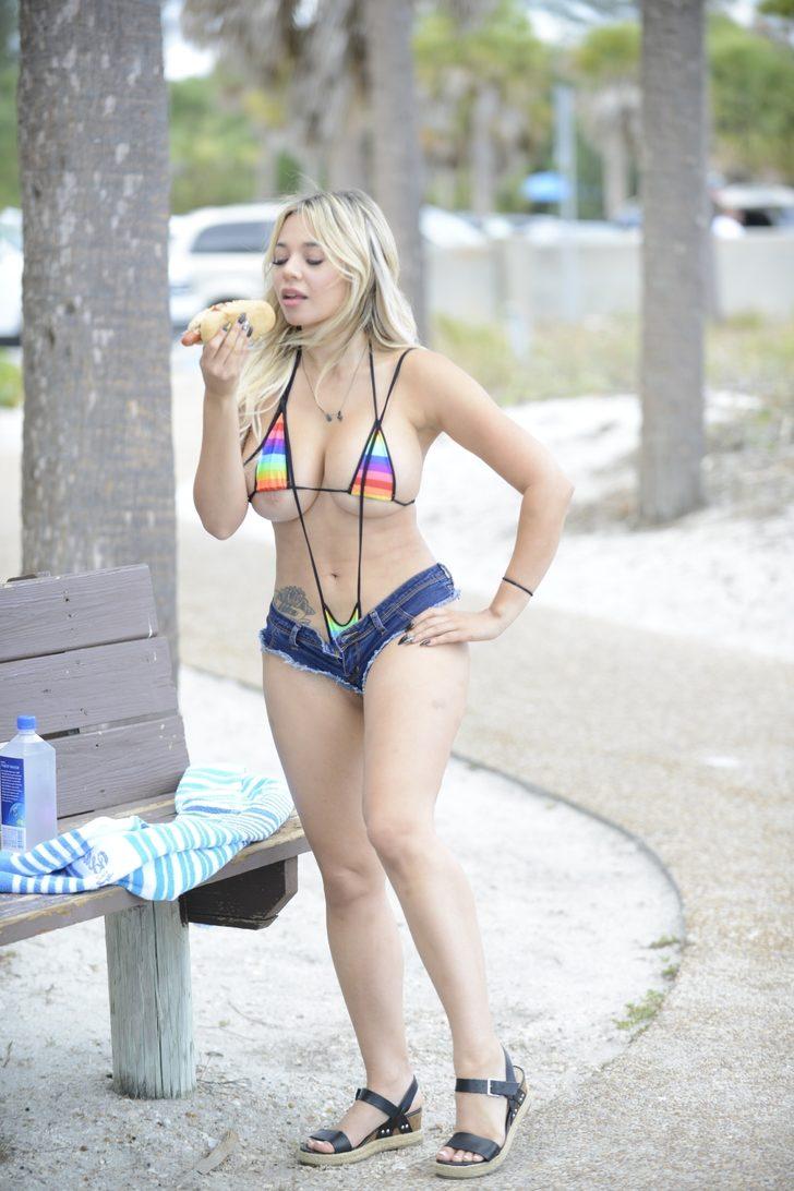 Playboy modeli Bella Bunnie Amor minicik bikinisiyle 'Onur Ayı' kutlamasına katıldı G4