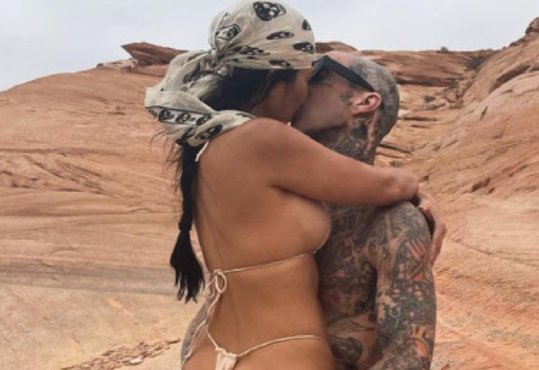 Kourtney Kardashian ve Travis Barker&rsquo;den yeni kucak pozu!