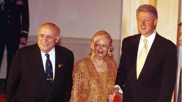 Demirel 1999'da eşi Nazmiye Demirel ile birlikte Beyaz Saray'da dönemin ABD Başkanı Bill Clinton ile görüşmüştü