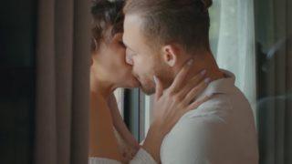 Önce jakuziye girdiler şimdi de... Hande Erçel ve Kerem Bürsin dudak dudağa!