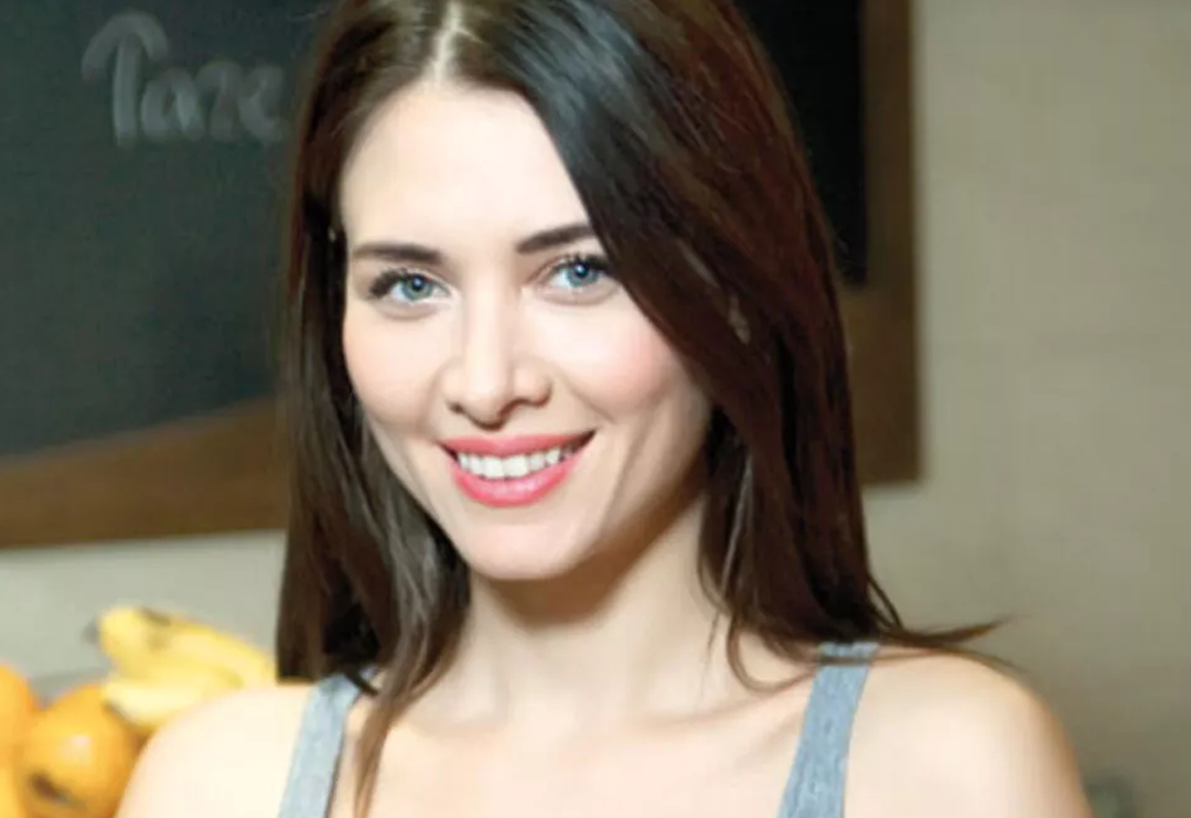 Nefise Karatay'ın kızı Maya annesinin kopyası! G&uuml;zelliği anneden...